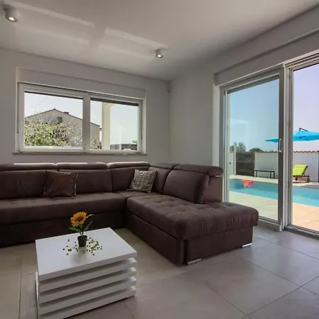 Nerina Comfortable Holiday Vila Sisan